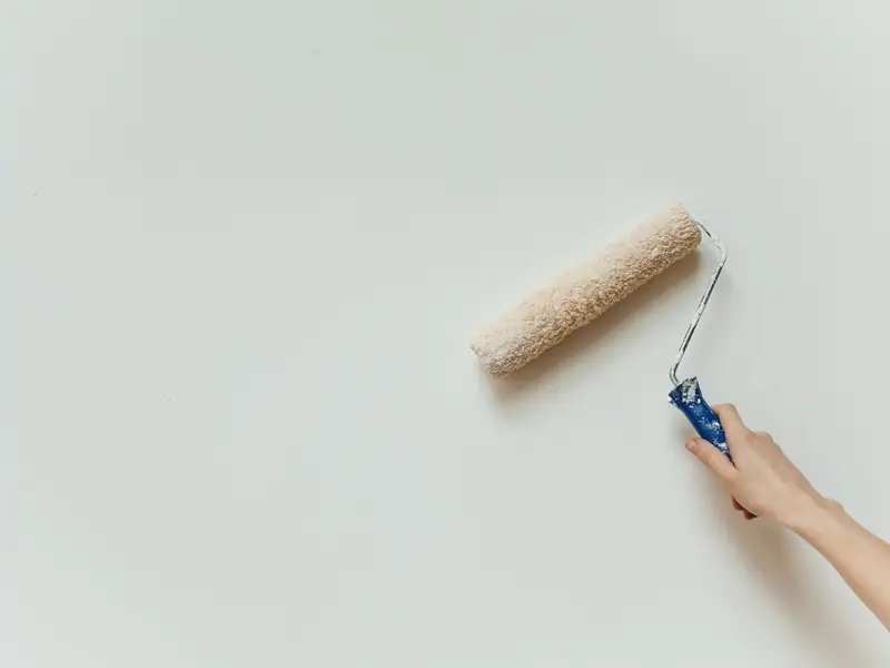 Finition au rouleau sur un mur préparé